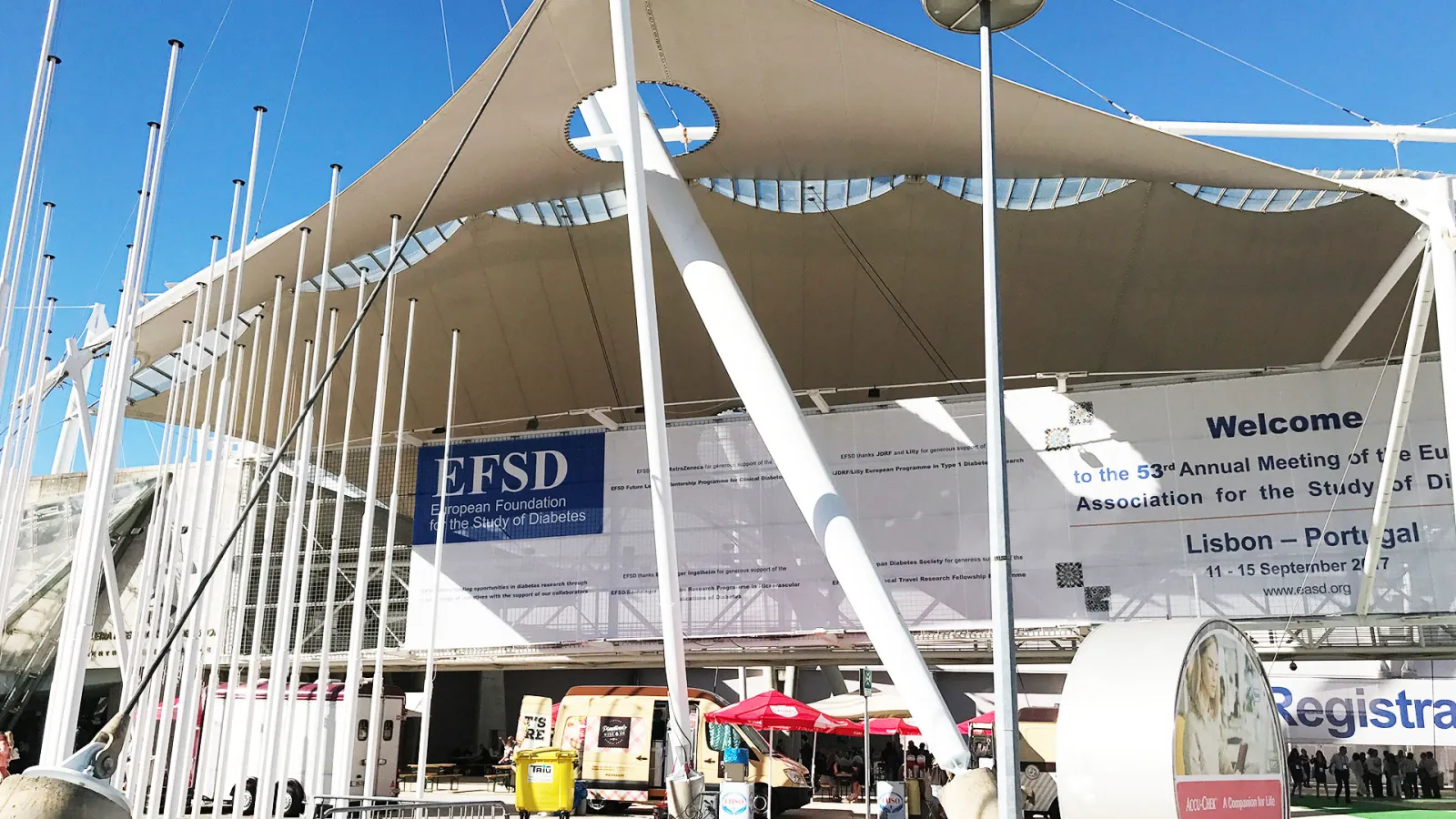Kongressgelände in Lissabon mit EASD-Banner und Begrüßungsschild