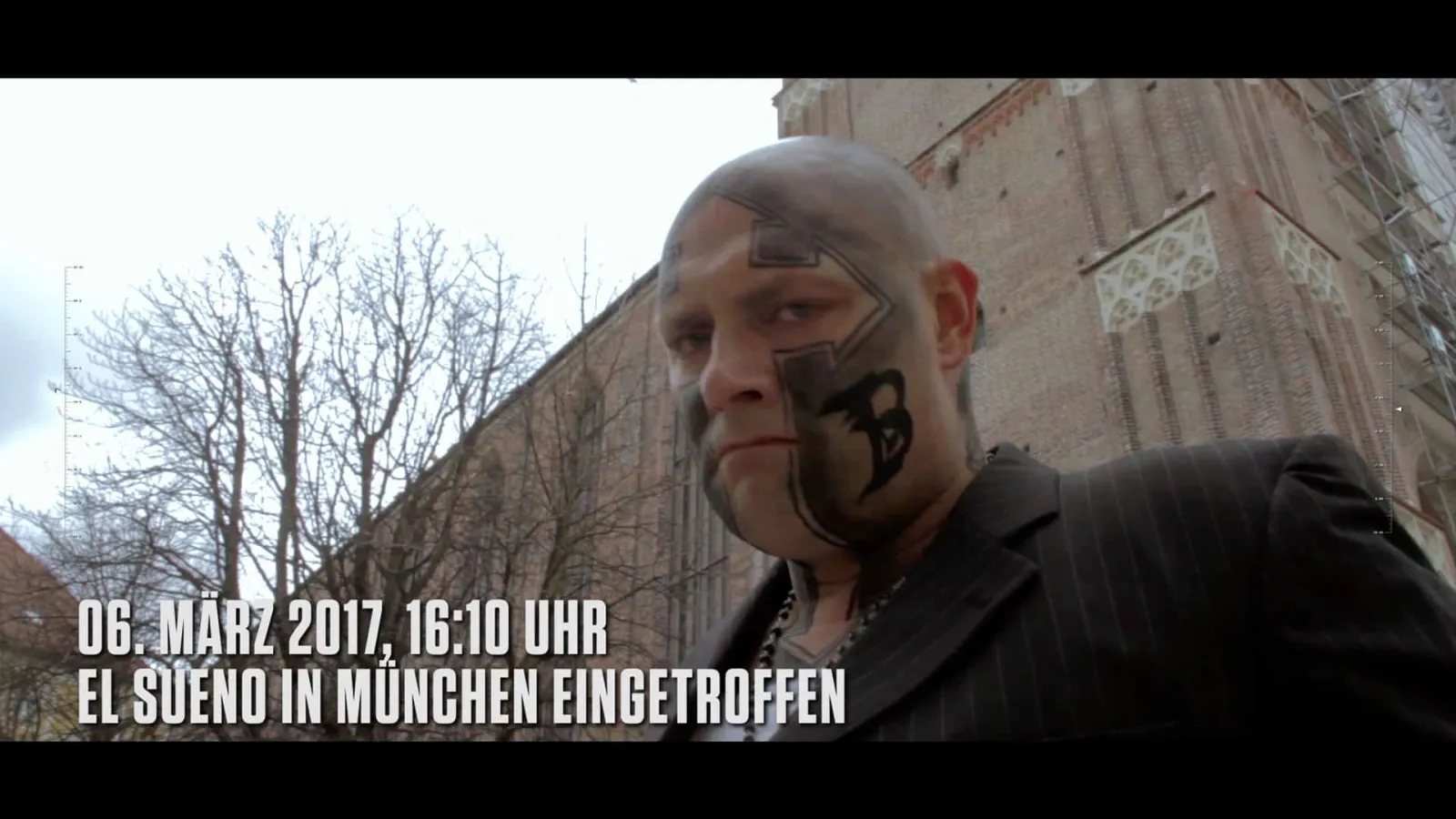 Still from the promo film: man with a face tattoo, with the on-screen text “06. März 2017, 16:10 Uhr – El Sueño in München eingetroffen” (March 6, 2017, 4:10 p.m. – El Sueño arrived in Munich)